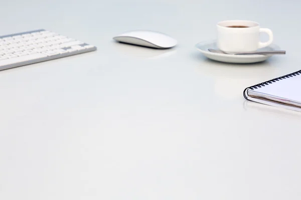 Soft Blurred Office Background with Computer Keyboard Mouse Coffee Mug and Notepad Side View Focus on Notepad — Stock Photo, Image