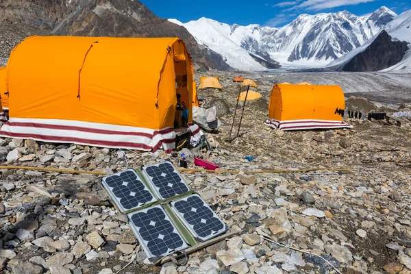 Panel Solar sobre Paisaje de Montaña para Generar Energía para Expedición — Foto de Stock