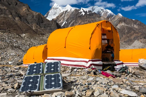 Панелі сонячних батарей на гірський краєвид на генерування струму для експедиції — стокове фото
