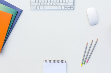 Ofis beyaz Masası bilgisayar klavye fare renkli kalemler kitapçıklar ve diğer malzemeleri