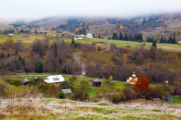 Panorama wsi w europejskim Karpaty — Zdjęcie stockowe