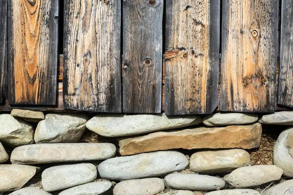 Pared de madera y sótano de piedra de Bungalow rural tradicional —  Fotos de Stock