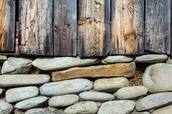 Pared de madera y sótano de piedra de Bungalow rural tradicional —  Fotos de Stock