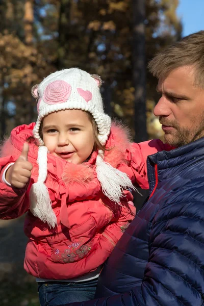 Молодой отец держит на руках маленькую дочку — стоковое фото