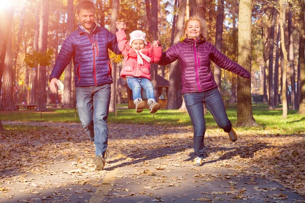 Молода сім'я в осінній ліс біг — стокове фото