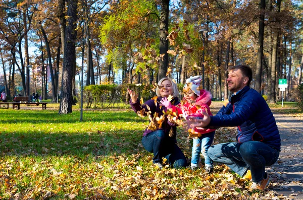 Беззаботная европейская семья играет в Осеннем парке — стоковое фото