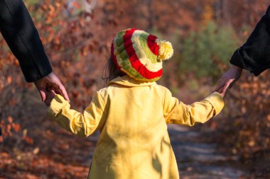 Parkta elele küçük bebek kızı anne