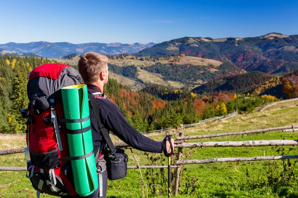 Homem de aventura caminhadas deserto montanha com mochila, estilo de vida ao ar livre sobrevivência férias — Fotografia de Stock