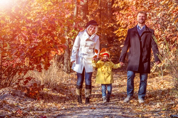 Promenade en famille de deux générations dans la forêt automnale Vue de face — Photo