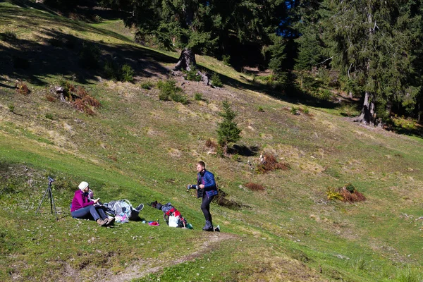 Gruppo di escursionisti al campo per una pausa caffè — Foto Stock