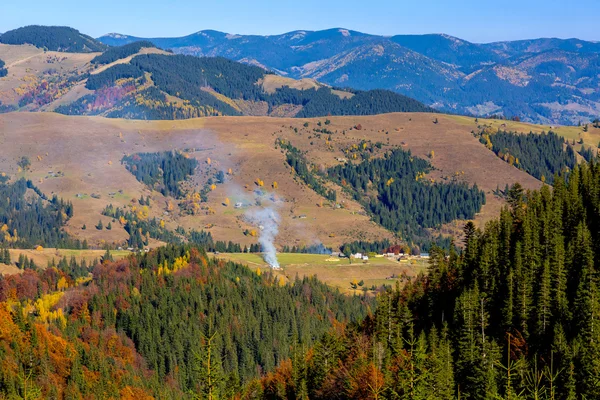 Paisaje de Montañas Bosque y Pueblo — Foto de Stock