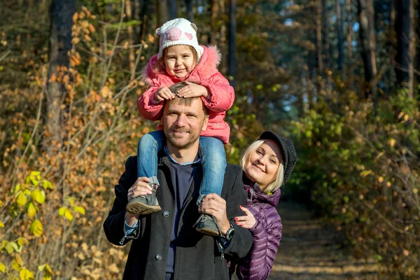 Família feliz no passeio na floresta outonal — Fotografia de Stock