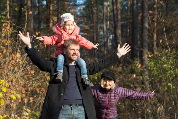 Sonbahar ormandaki yürüyüşte mutlu aile — Stok fotoğraf