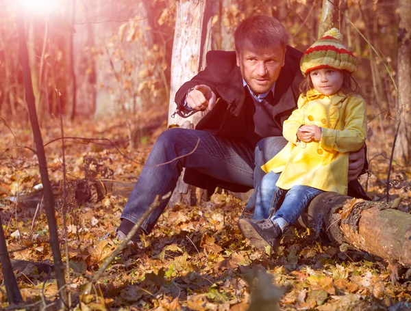 Отец и дочь сидят в лесу и смотрят на живую природу — стоковое фото