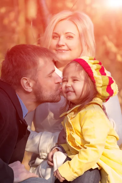 Feliz Jovem Família Pai Beijar Filha — Fotografia de Stock