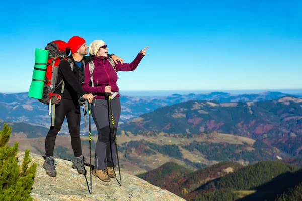 Dois Caminhantes Ficando e Apontando em High Rock e Mountain View com Floresta Outonal — Fotografia de Stock