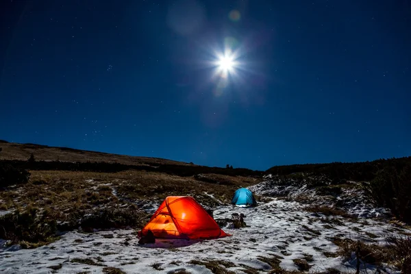 Deportes de invierno Senderismo Bivouac en el paisaje de montaña en la noche con la luna llena brillante —  Fotos de Stock