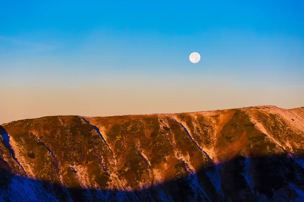 Vista matutina de Mountain Ridge con luna llena en Blue Sky — Foto de Stock
