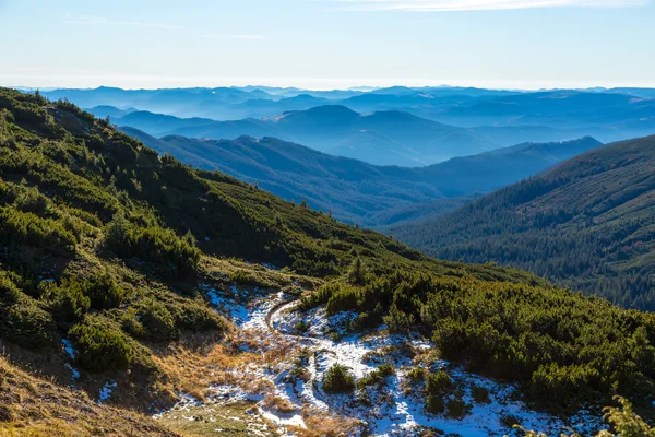 Vista de montaña de invierno con crestas remotas brumosas — Foto de Stock