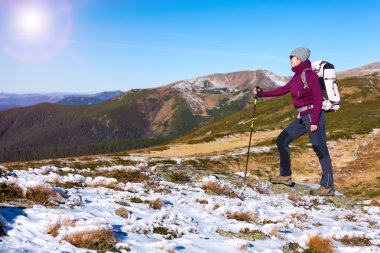 Sırt çantası taşıyan karlı dağ yamacında kalmak uzun yürüyüşe çıkan kimse