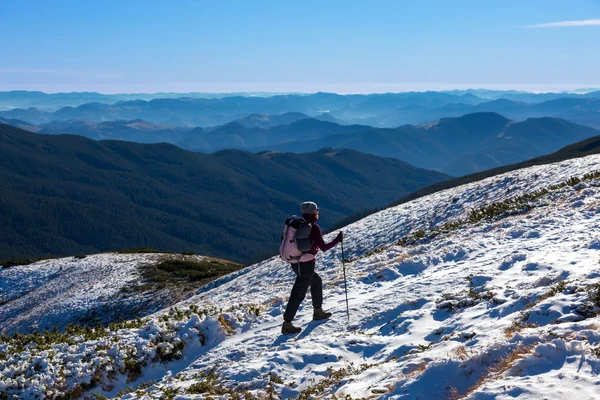 Jeden turista chůzi na sněhu a ledu terén Wide Mountain View — Stock fotografie