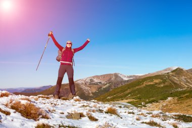 Mutlu dağlar manzarada Hiker zafer kollarını kaldırdı