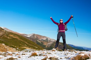 Mutlu dağlar manzarada Hiker zafer kollarını kaldırdı