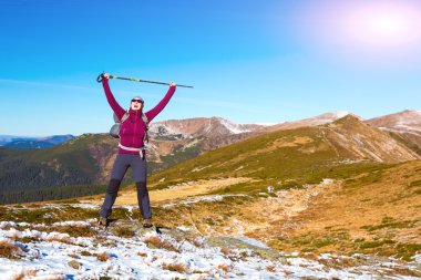 Mutlu dağlar manzarada Hiker zafer kollarını kaldırdı