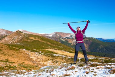 Mutlu dağlar manzarada Hiker zafer kollarını kaldırdı