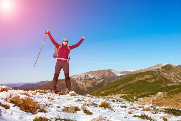 Caminhante feliz com braços triunfais levantados na paisagem das montanhas — Fotografia de Stock