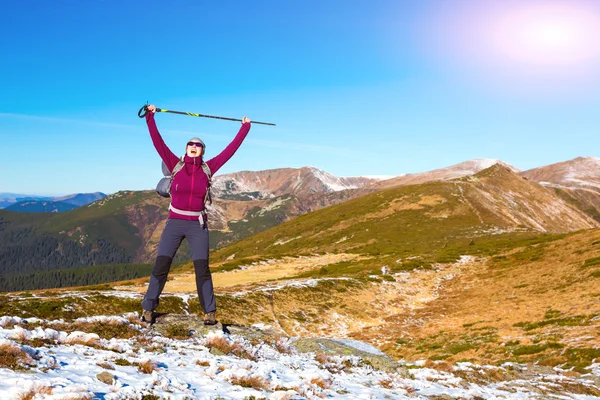 Caminhante feliz com braços triunfais levantados na paisagem das montanhas — Fotografia de Stock