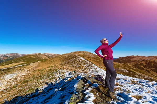 Mujer linda en ropa deportiva haciendo selfie autorretrato en el teléfono móvil — Foto de Stock