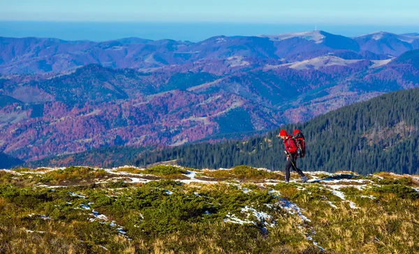 Senderista caminando por sendero con vista a las montañas de la mochila —  Fotos de Stock