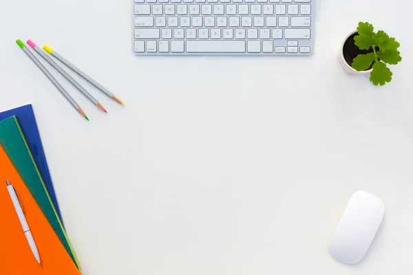 Escritório criativo mesa brilhante com revistas a cores e lápis computador e flor — Fotografia de Stock