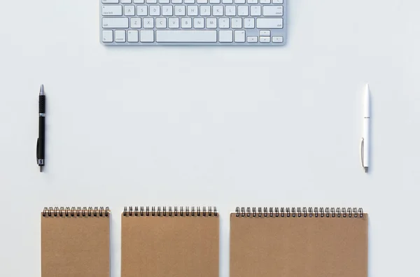 Рабочий стол белого офиса с компьютером бизнес-предметов — стоковое фото