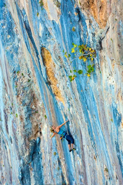 カラフルな険しい岩の上のブロンドの女性登山家体 — ストック写真