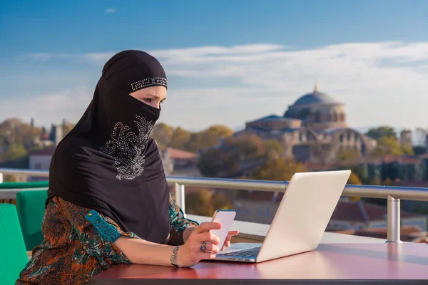 Tradicionalmente vestido mulher muçulmana trabalhando no computador — Fotografia de Stock