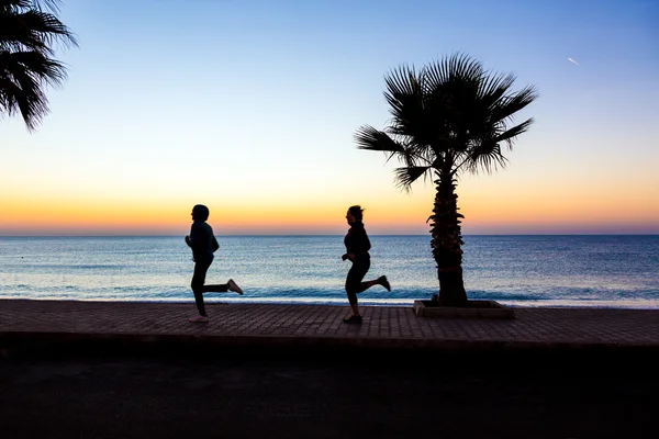 Férfi és nő a tengerparton, így reggel Fitness jogging — Stock Fotó