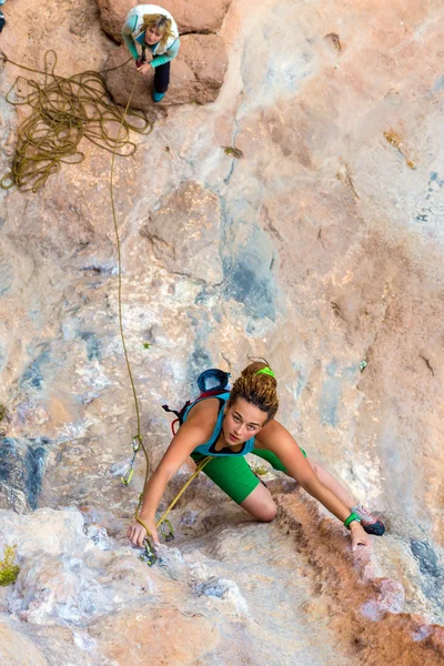 Top View de escalador feminino bonito e Belayer olhando para cima — Fotografia de Stock