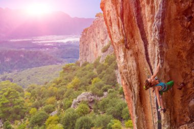 Kayalık duvar bir yandan genç sevimli asılı dağcı 