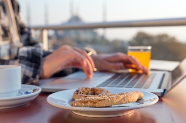 Cafe Teras dizüstü bilgisayarda çalışan çalışma kahvaltı kişi