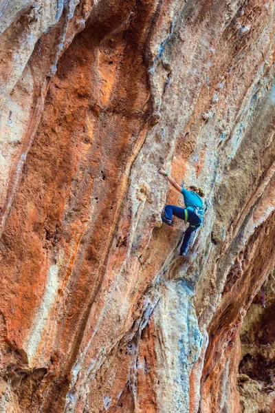 Escalador de roca joven ascendente empinado colorido rocoso pared plomo escalada —  Fotos de Stock