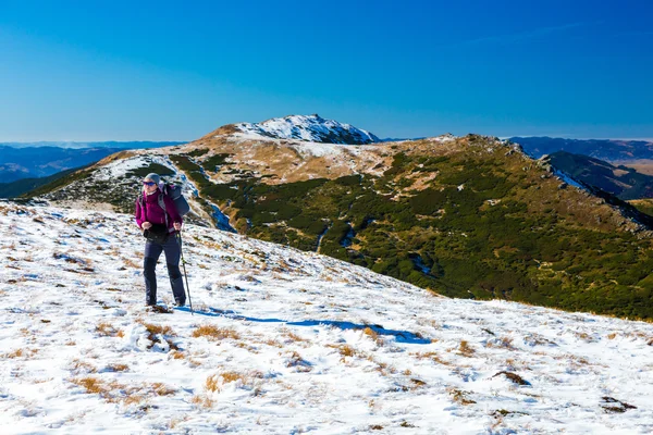 Randonneur marchant sur le versant de la neige Montagnes Vue — Photo