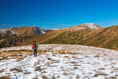 Kar yamaç Trail dağlar görünümü üzerinde yürüyen uzun yürüyüşe çıkan kimse