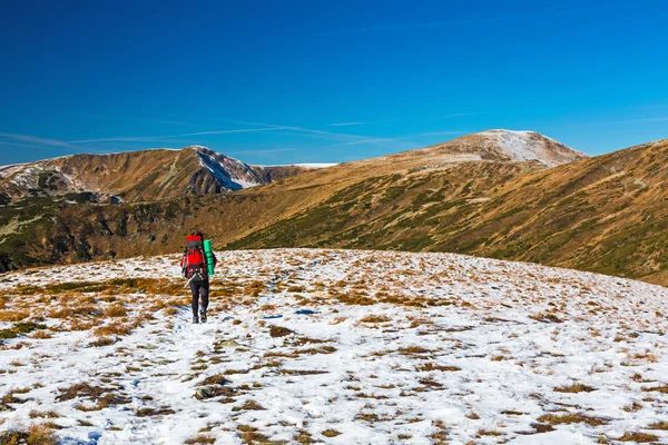 Wandelaar lopen op sneeuw helling Trail bergen weergave — Stockfoto