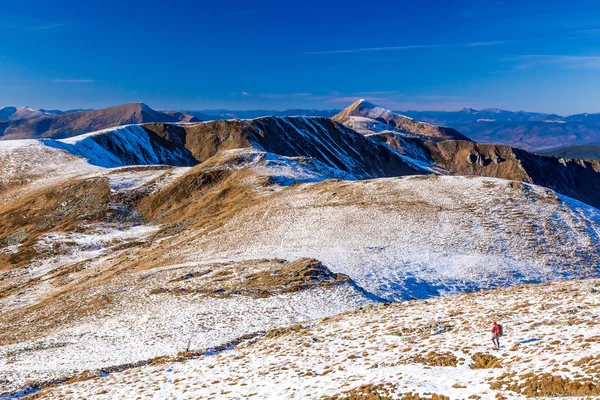 Περπάτημα στο χιόνι κλίση Trail βουνά θέα πεζοπόρος — Φωτογραφία Αρχείου