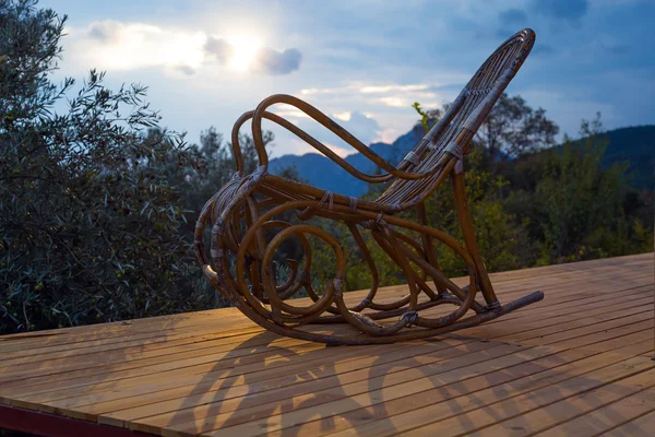 Chaise à bascule en bois vintage sur la terrasse du chalet en bois Photos De Stock Libres De Droits