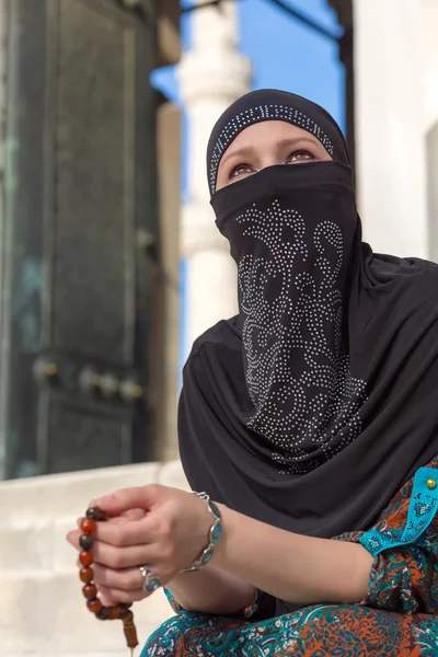 Портрет арабской леди, сидящей на мраморных ступенях голубой мечети — стоковое фото
