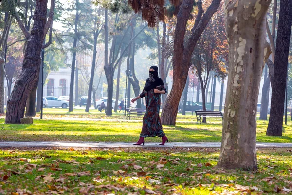 Νέους μουσουλμανική γυναίκα που περπατά στο πάρκο — Φωτογραφία Αρχείου