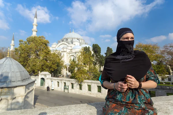 Портрет красивой арабской женщины в традиционной мусульманской одежде — стоковое фото